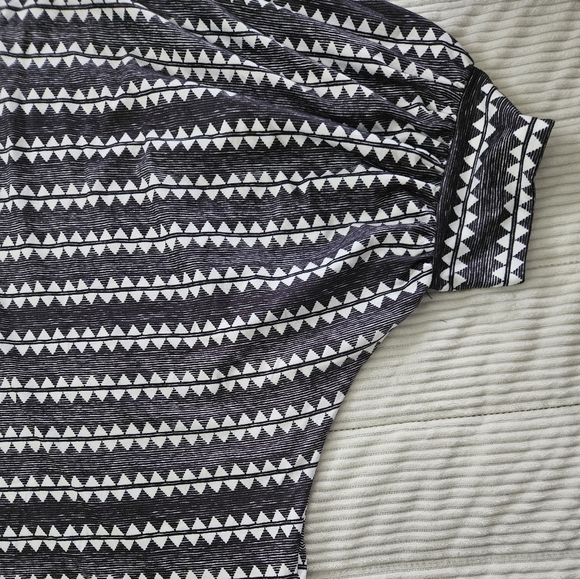 Simple By Susan Betro Black and White Patterned Shirt. Size 3X - Picture 2 of 7
